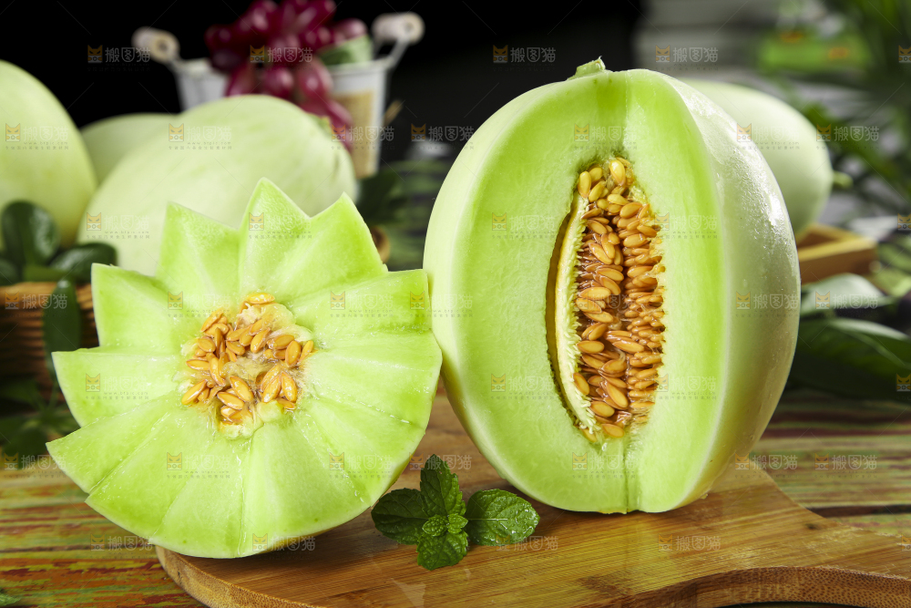 木底上摆放着南汇玉菇甜瓜