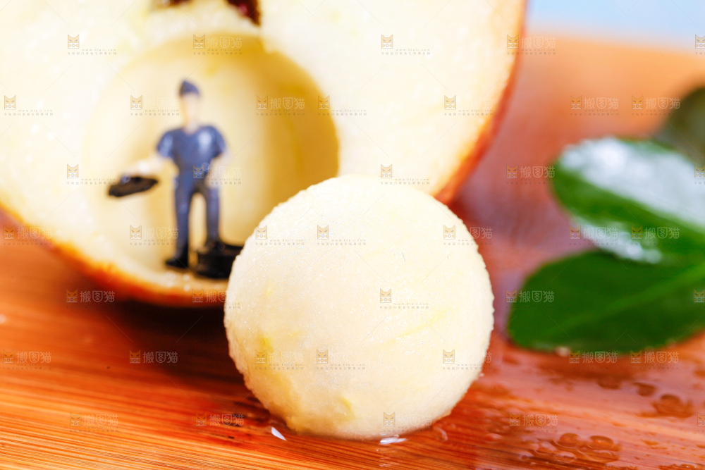 木板上放着嘎啦苹果