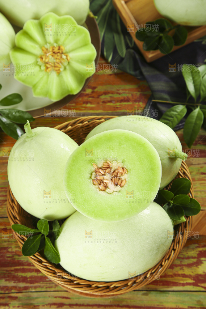 篮子里装着玉菇香瓜