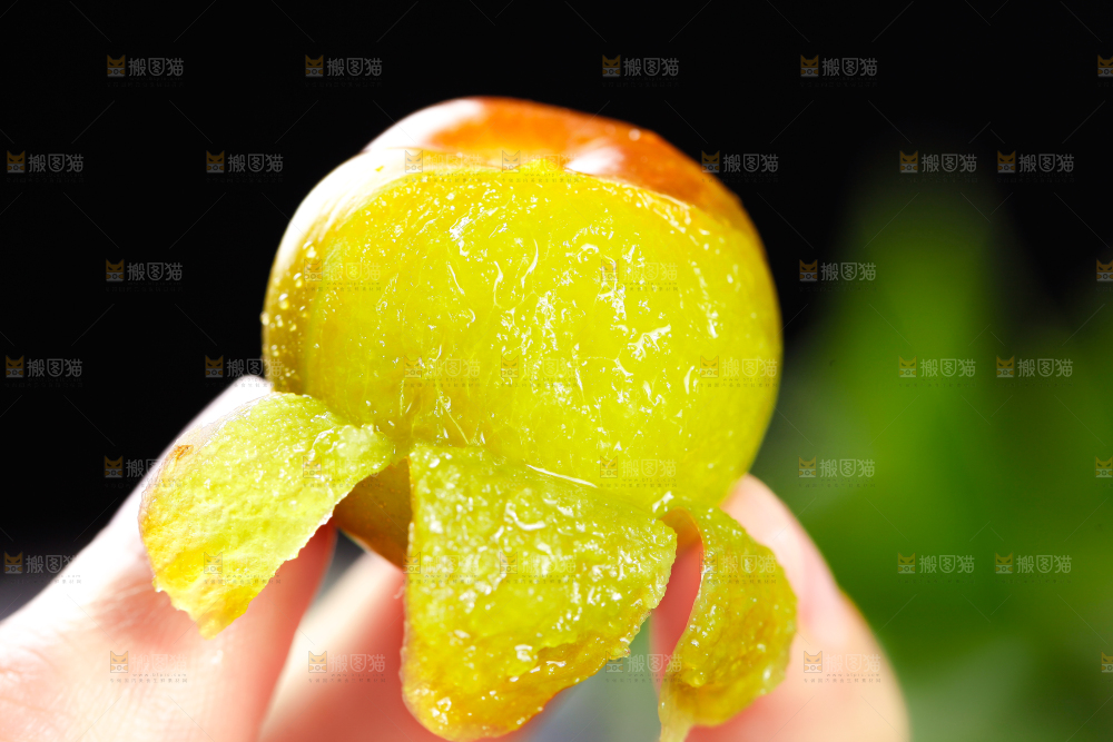 手里拿着茵红李