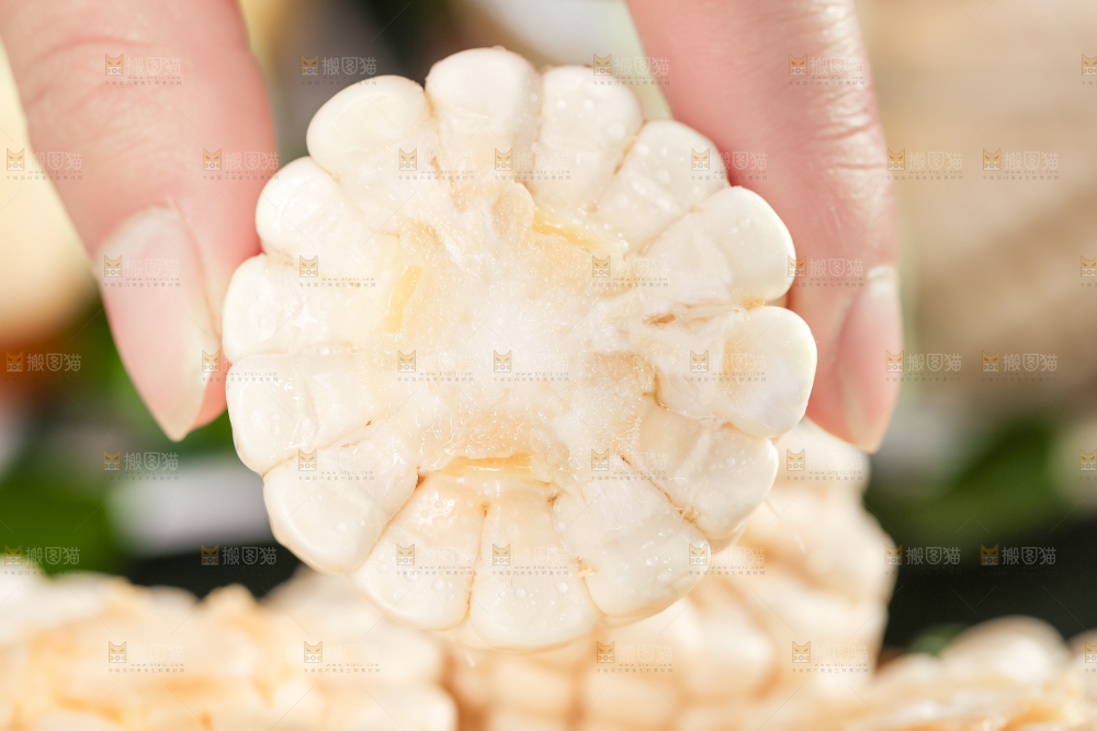 手里拿着牛奶玉米