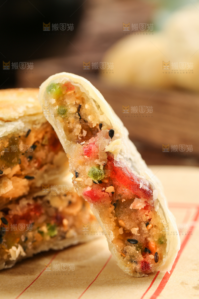 木板上的酥皮月饼
