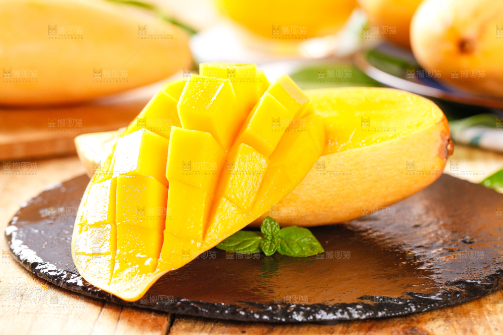 黑底上摆放着鹰嘴芒