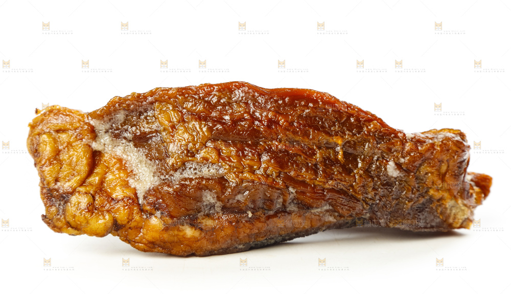 白底上摆放着柴火腊肉