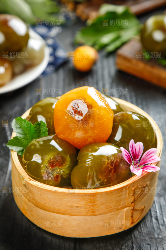 蒸笼里装着艾草青团