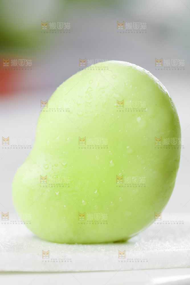 白底上放着青胡豆