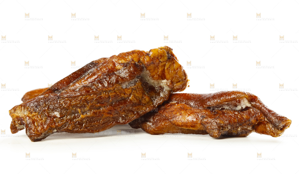 白底上摆放着柴火腊肉