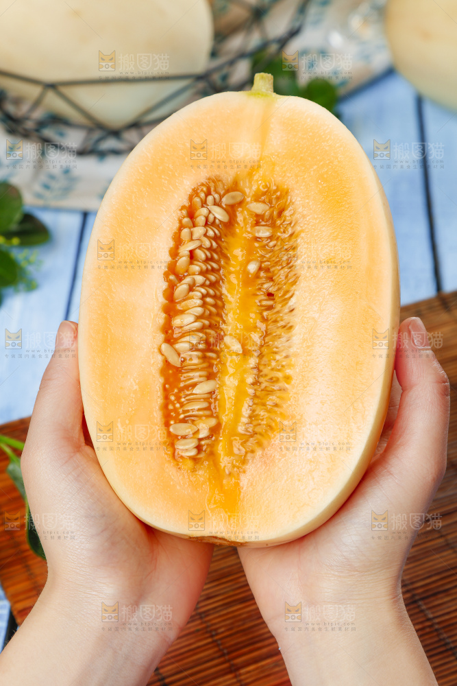 手里拿着白皮蜜瓜