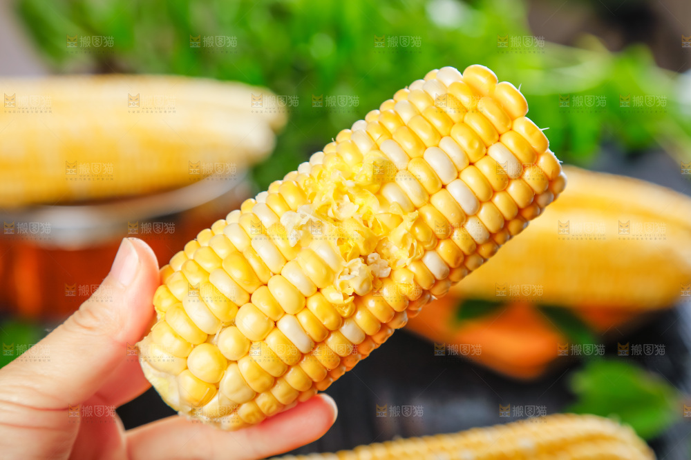 深底上放着水果玉米