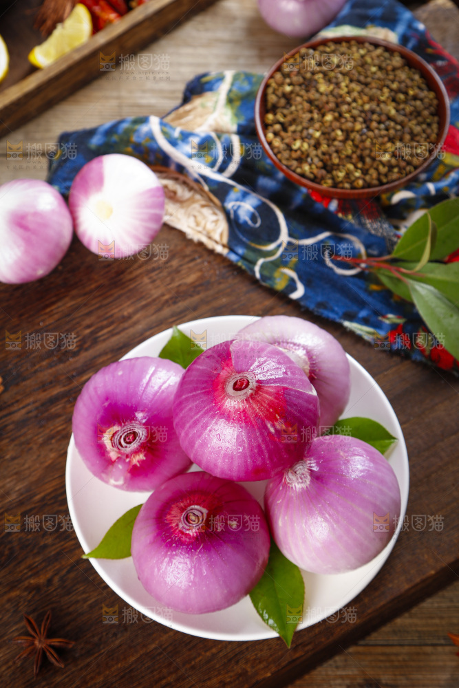 盘子里装着红洋葱