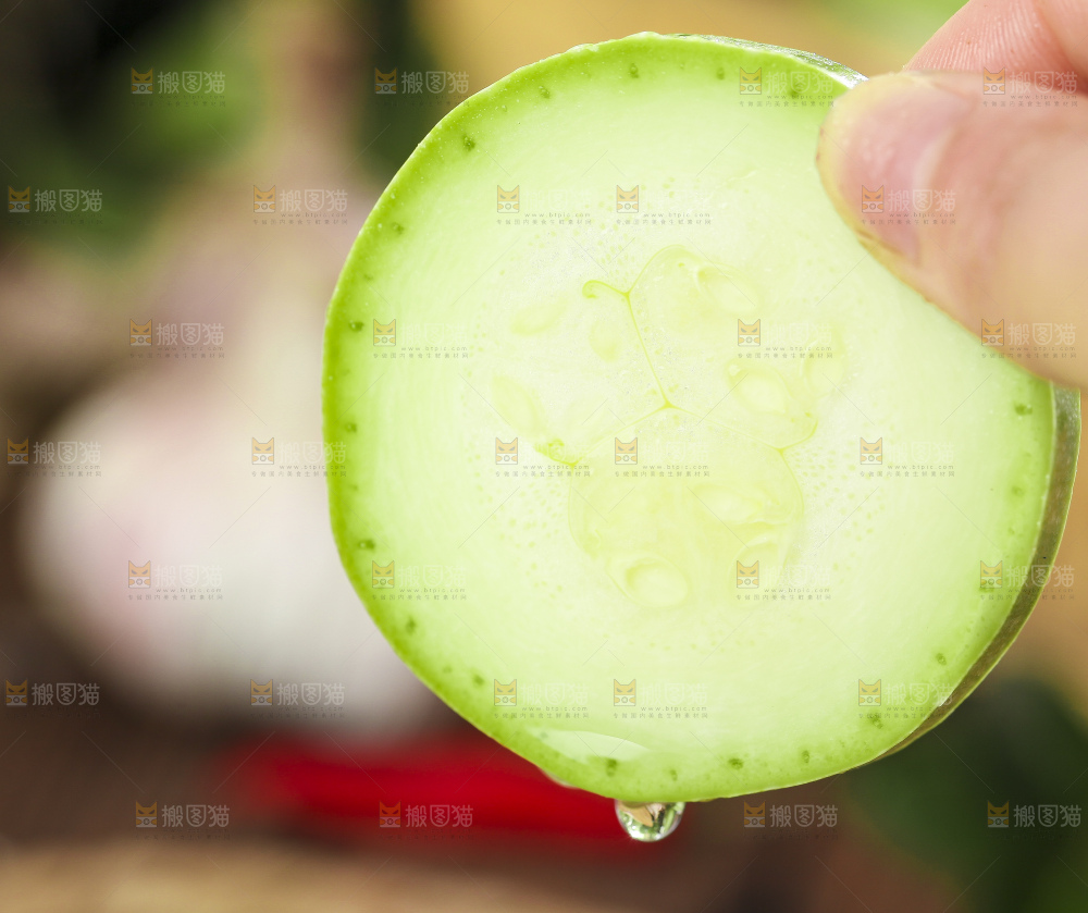 手里拿着茭瓜