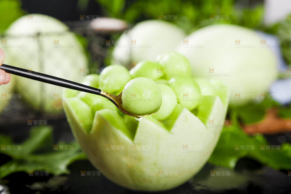深底上摆放着玉菇甜瓜