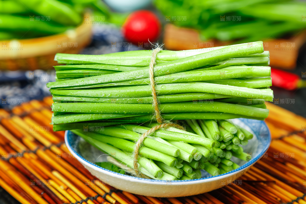 深底上摆放着山东韭菜