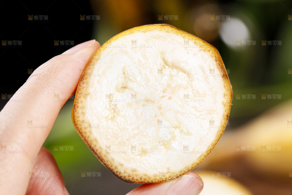 深底上放着广西苹果蕉