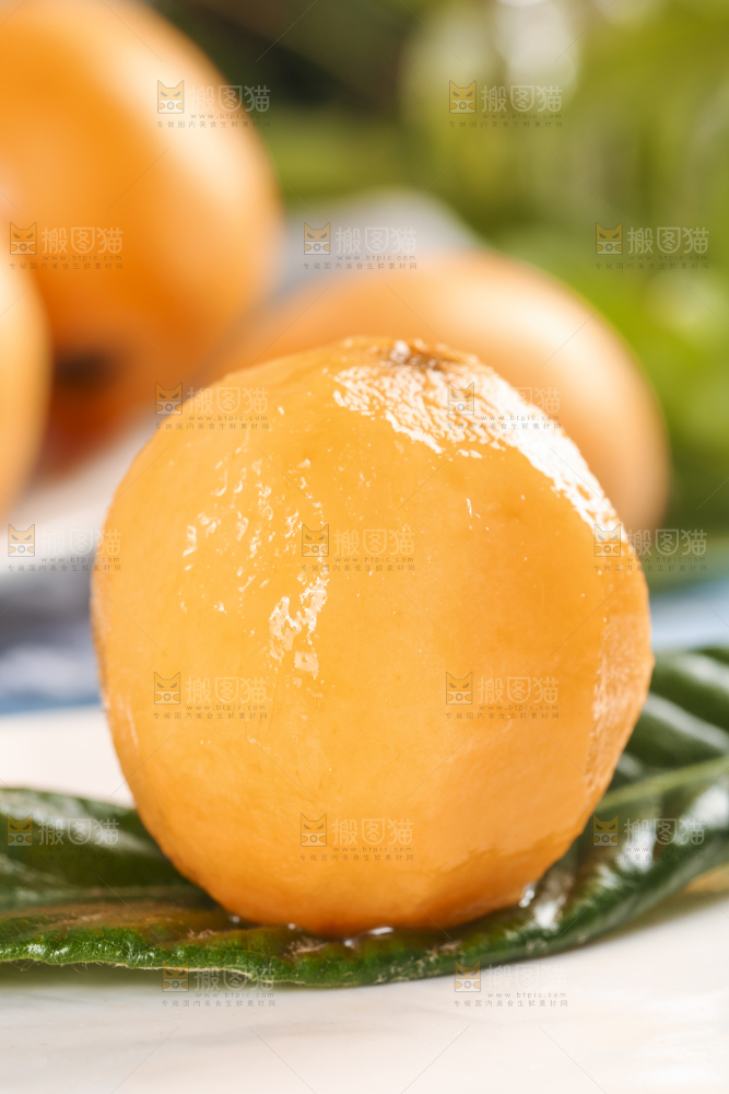 白底上摆放着枇杷