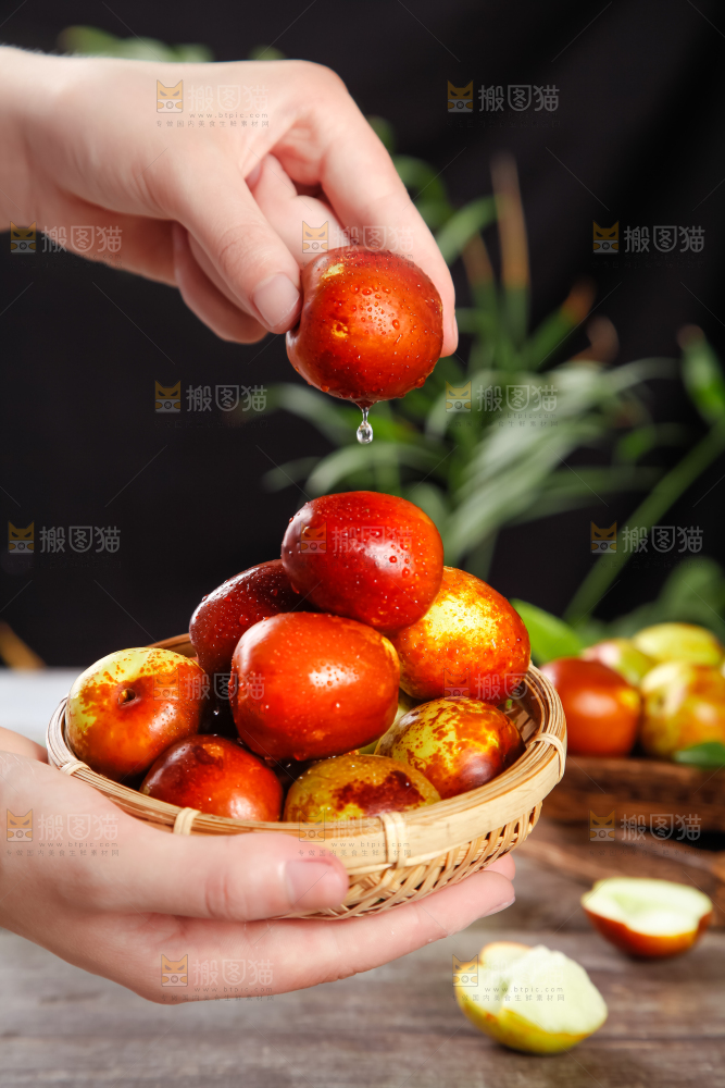 手里拿着沾化冬枣