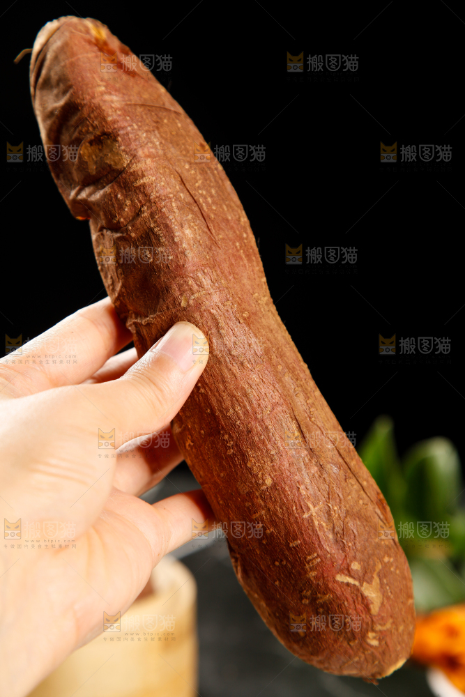 手里拿着糖心蜜薯