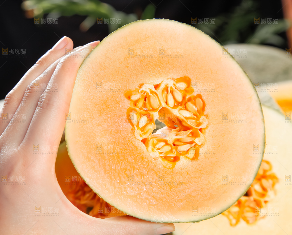手里拿着哈密瓜