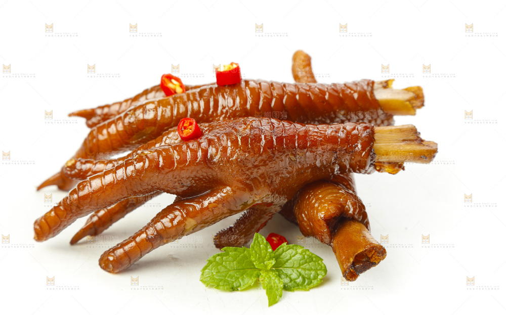 白底上摆放着麻辣鸡爪