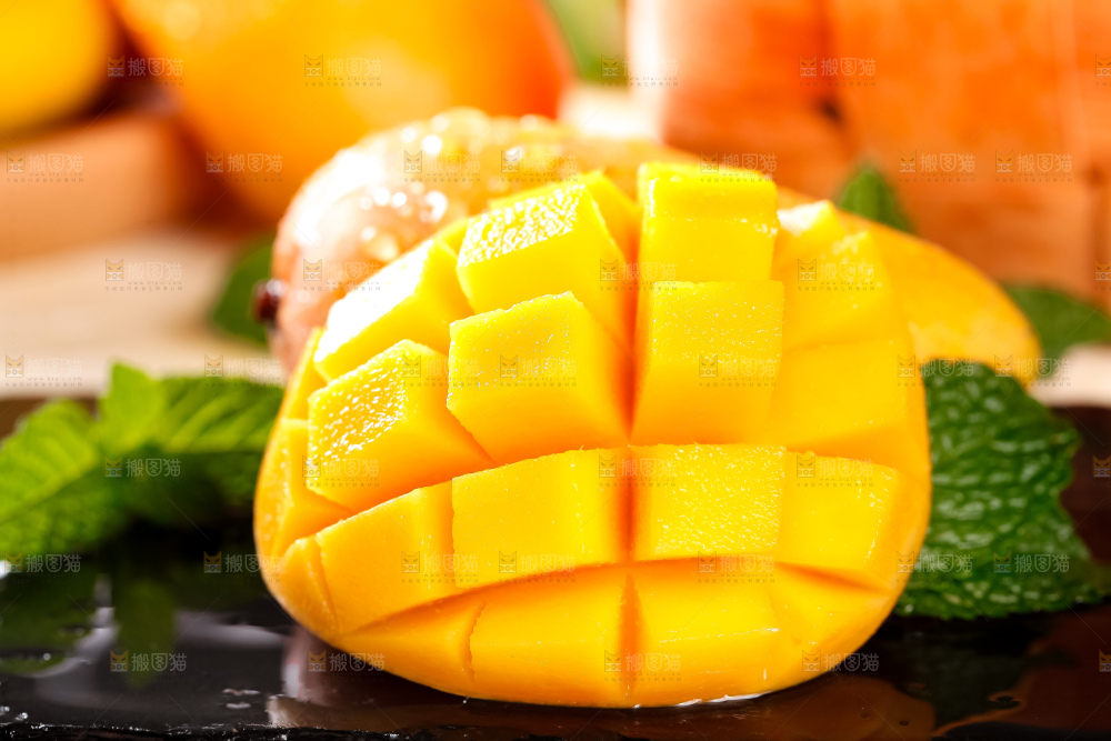 木底上放着芒果