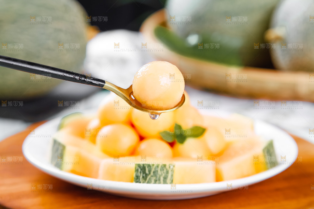 碟子里装着切块的哈密瓜