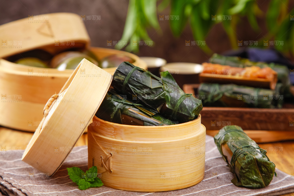 蒸笼里放着竹筒粽