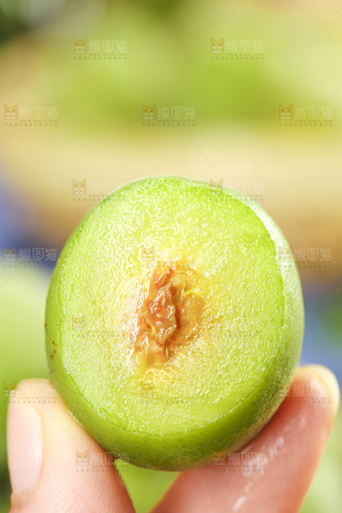 木板上放着陕西青杏