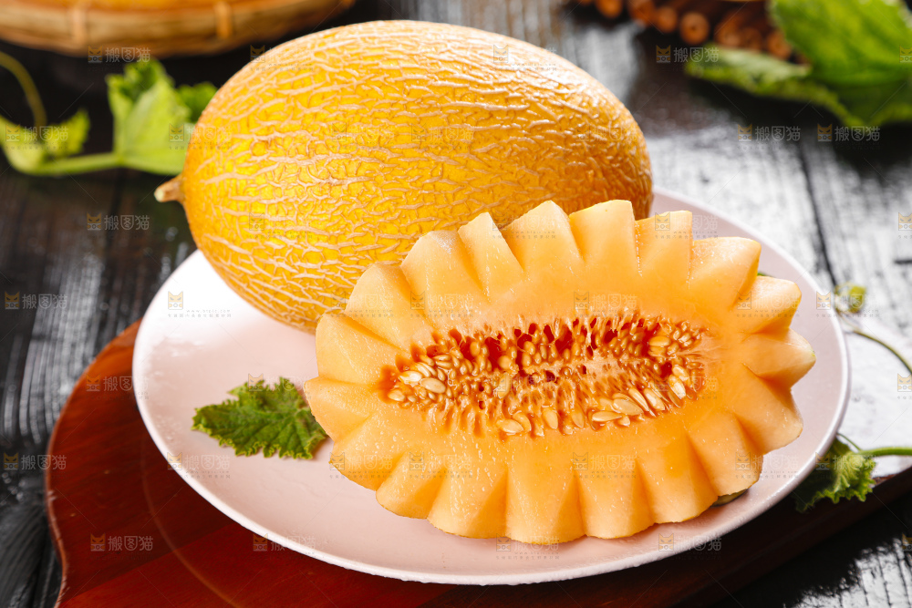 盘子里装着新疆哈密瓜
