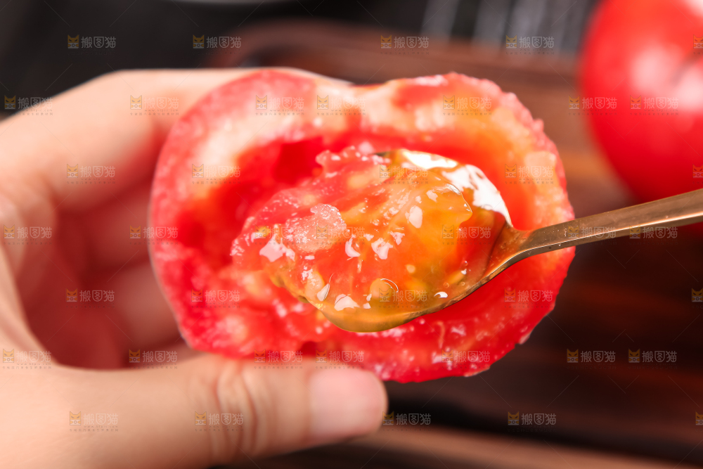 木板上的新鲜西红柿