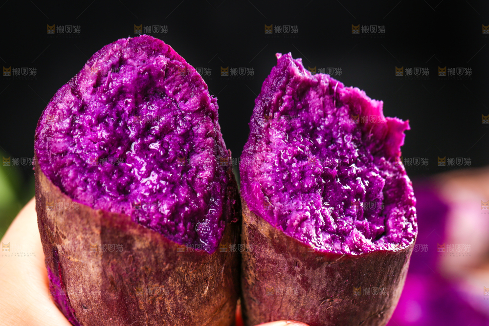 手里拿着紫番薯