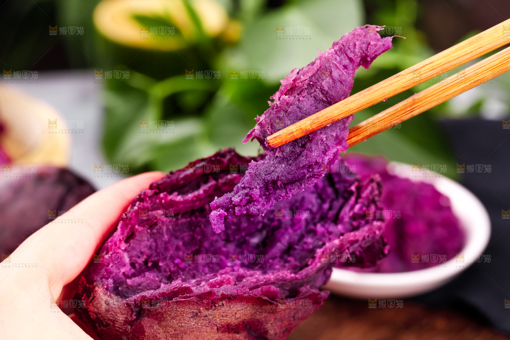 木板上的紫薯果肉