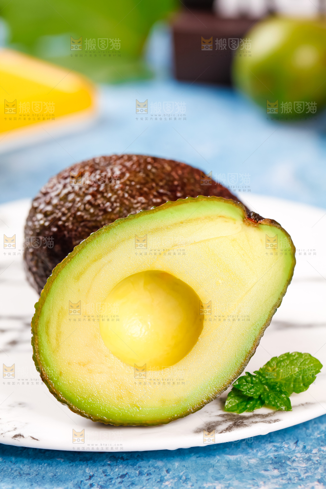盘子里装着新鲜牛油果