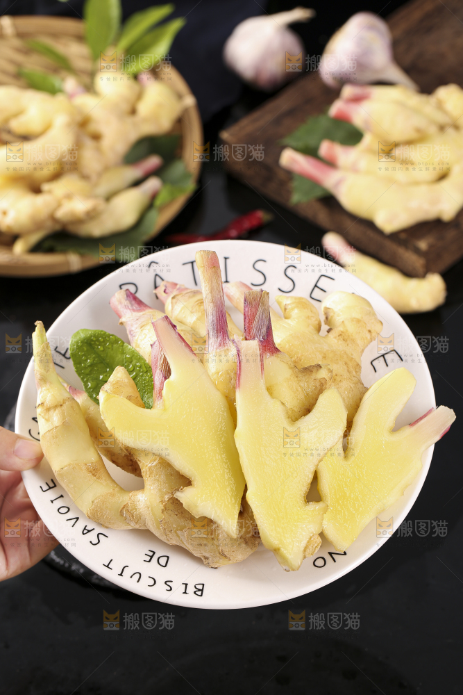 盘子里装着山东红芽生姜