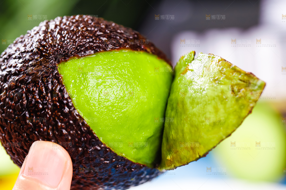 盘子里装着新鲜牛油果