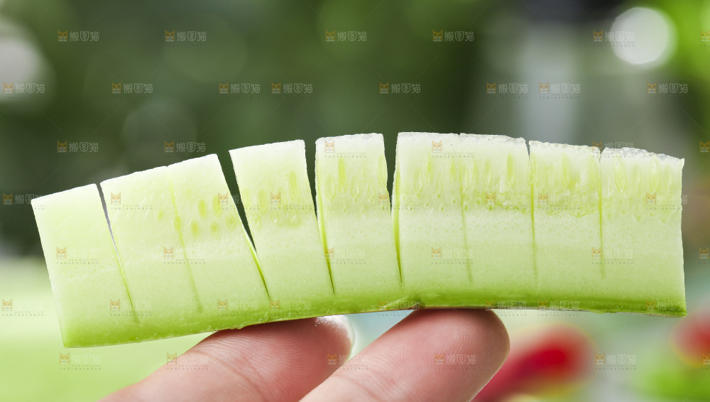 手里拿着茭瓜