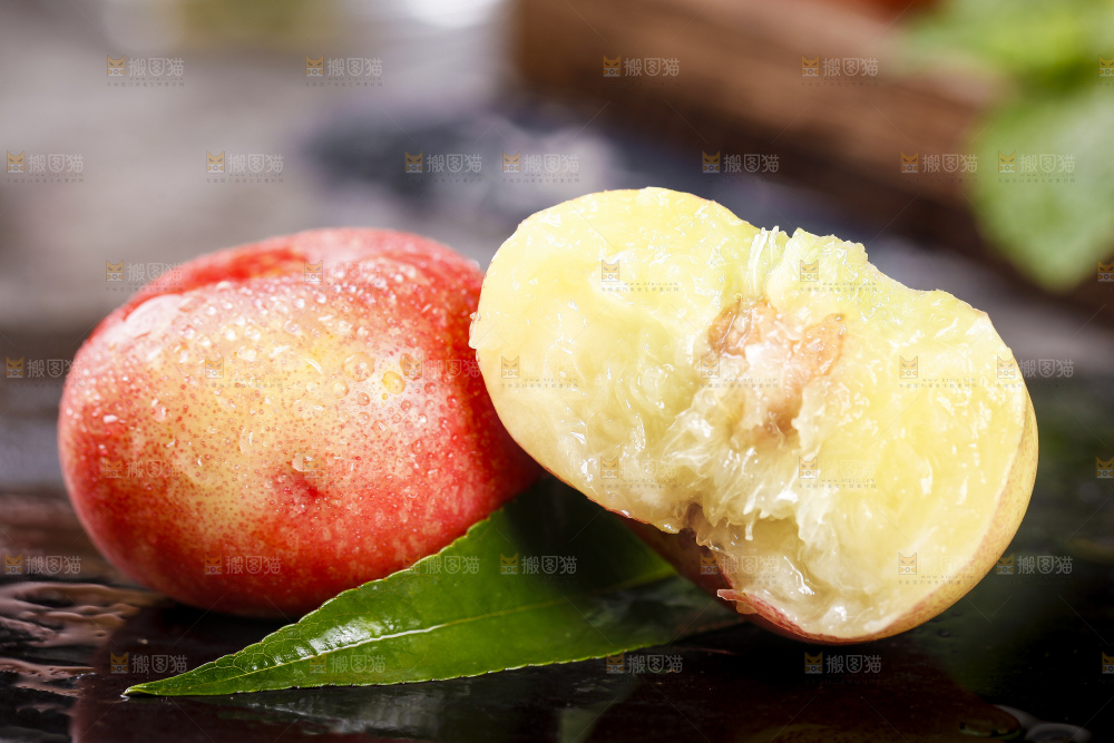 黑石板上放着油蟠桃
