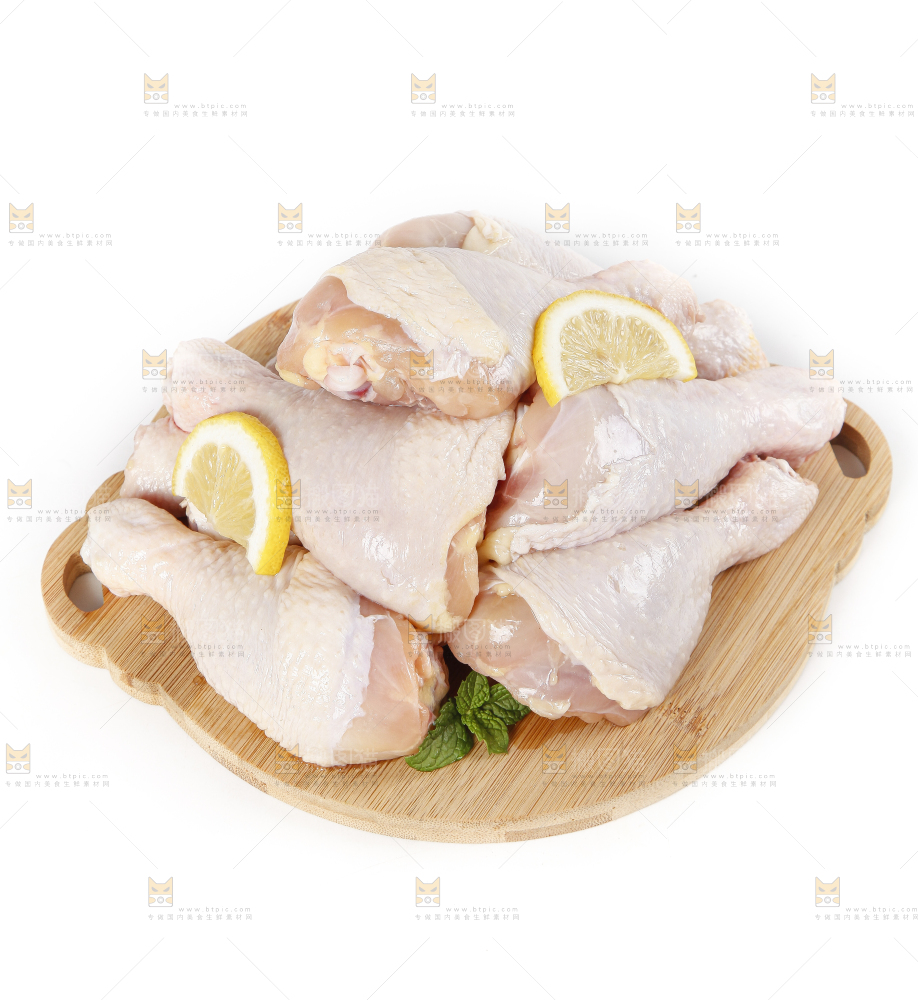 白底上放着大鸡腿