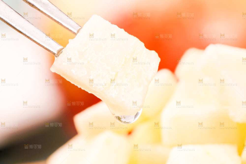 叉子叉着切块的苹果