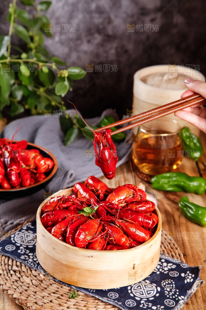 蒸笼里装着蒸小龙虾