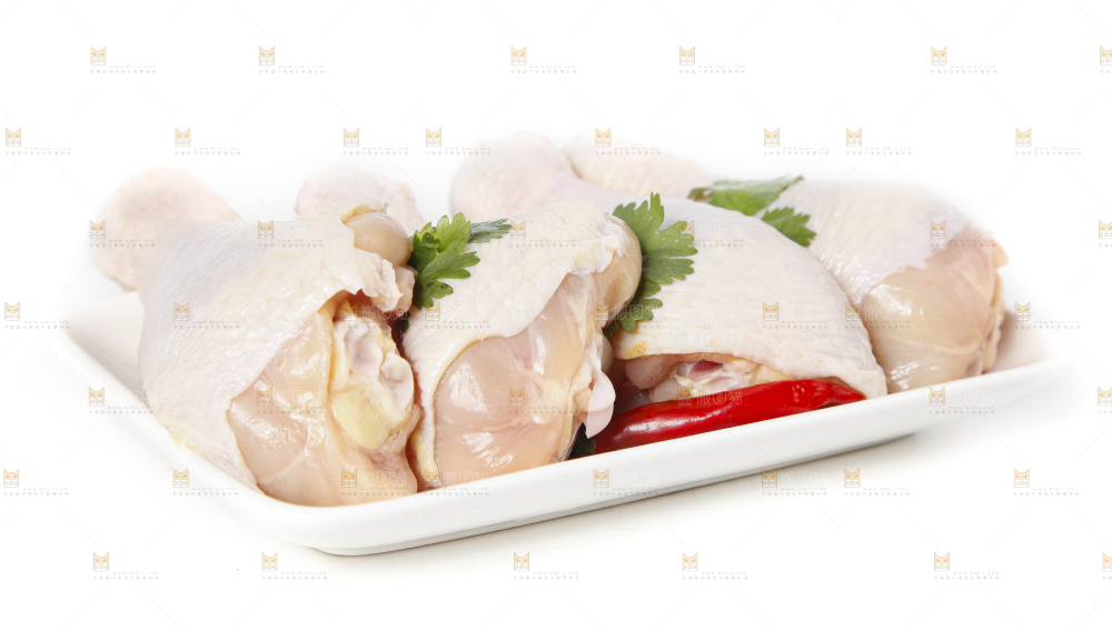 白底上放着大鸡腿