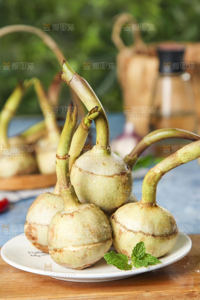 盘子里装着白慈菇