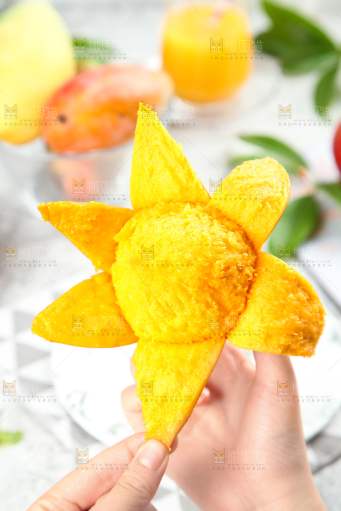 手里拿着新鲜芒果