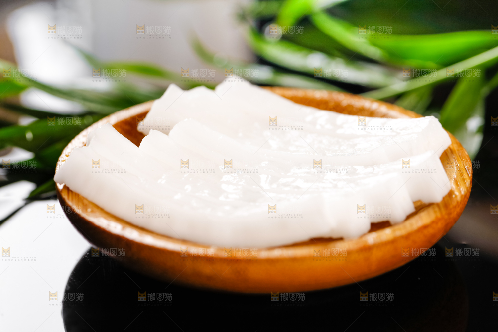盘子里摆放着椰子的果肉