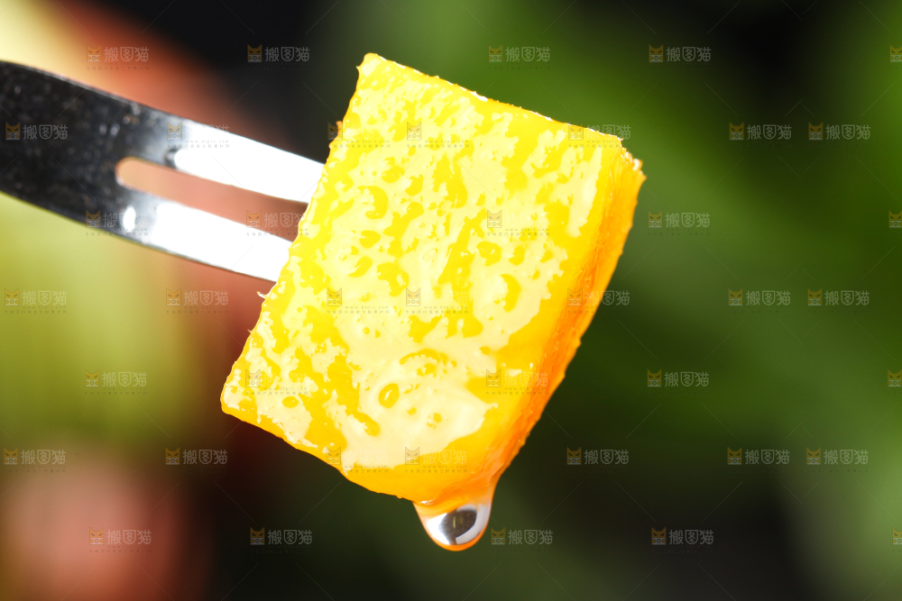 叉子上叉着芒果果肉
