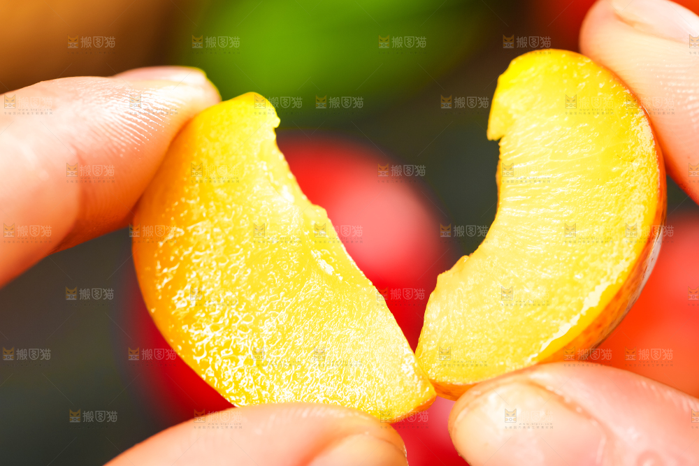 手里拿着红李子