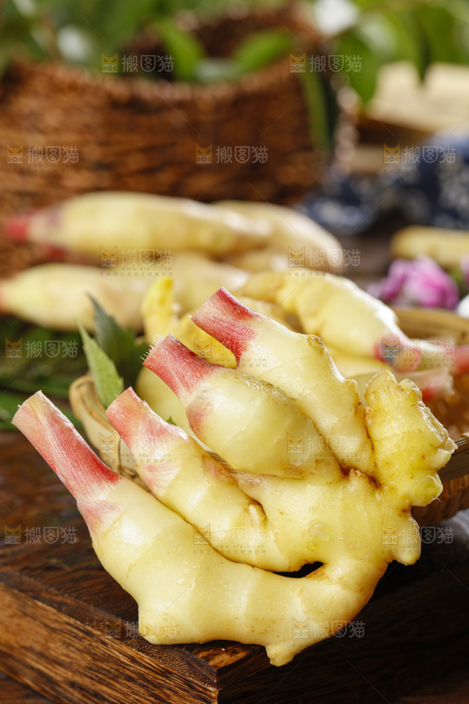 木板上的红芽嫩仔姜