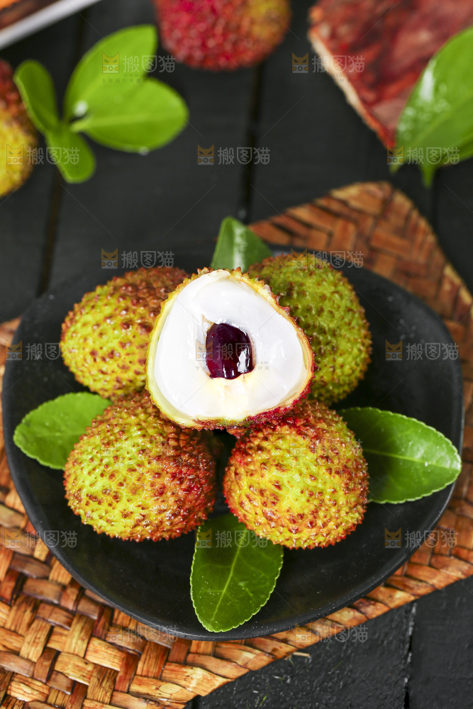碟子里摆放着荔枝