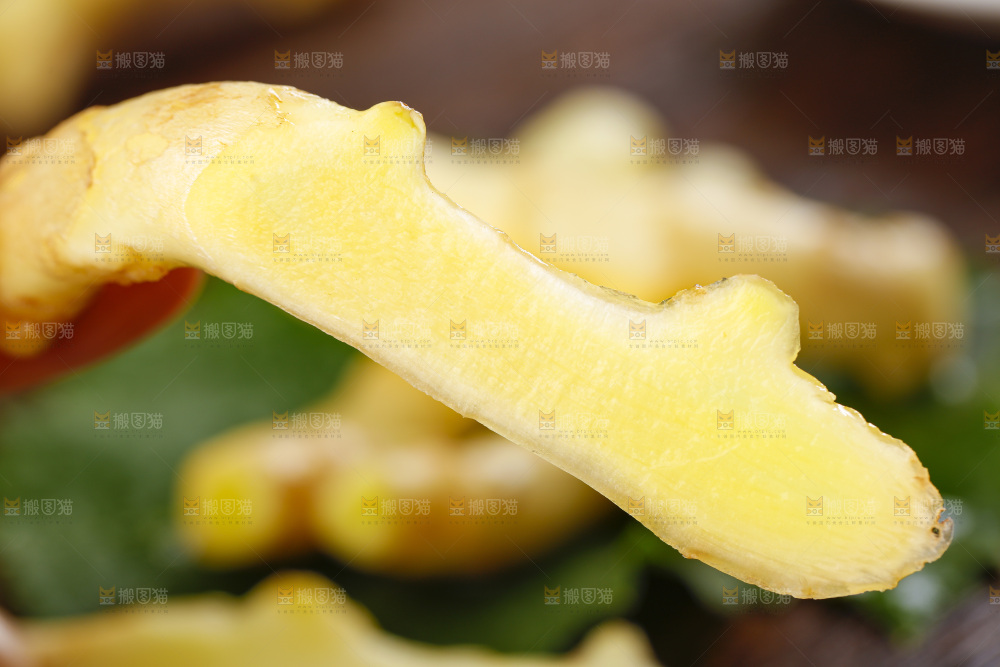 深底上的新鲜生姜