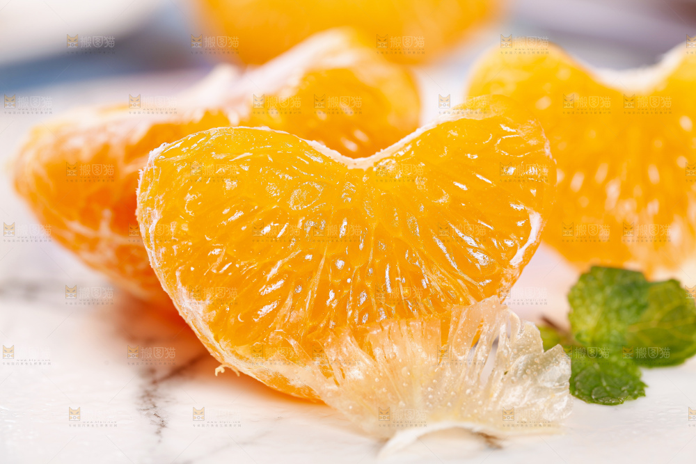 手里拿着春见柑橘果肉