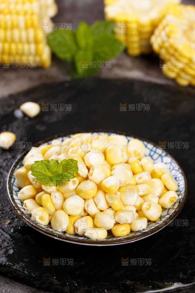 深底上放着玉米粒